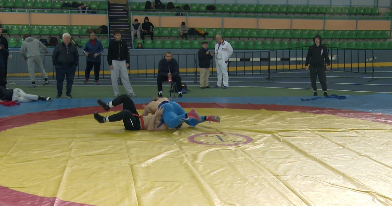 Lupta națională „trânta” este practicată de toate generațiile! Peste 70 de tineri sportivi și-au măsurat forțele la Campionatul Republicii Moldova pentru juniori