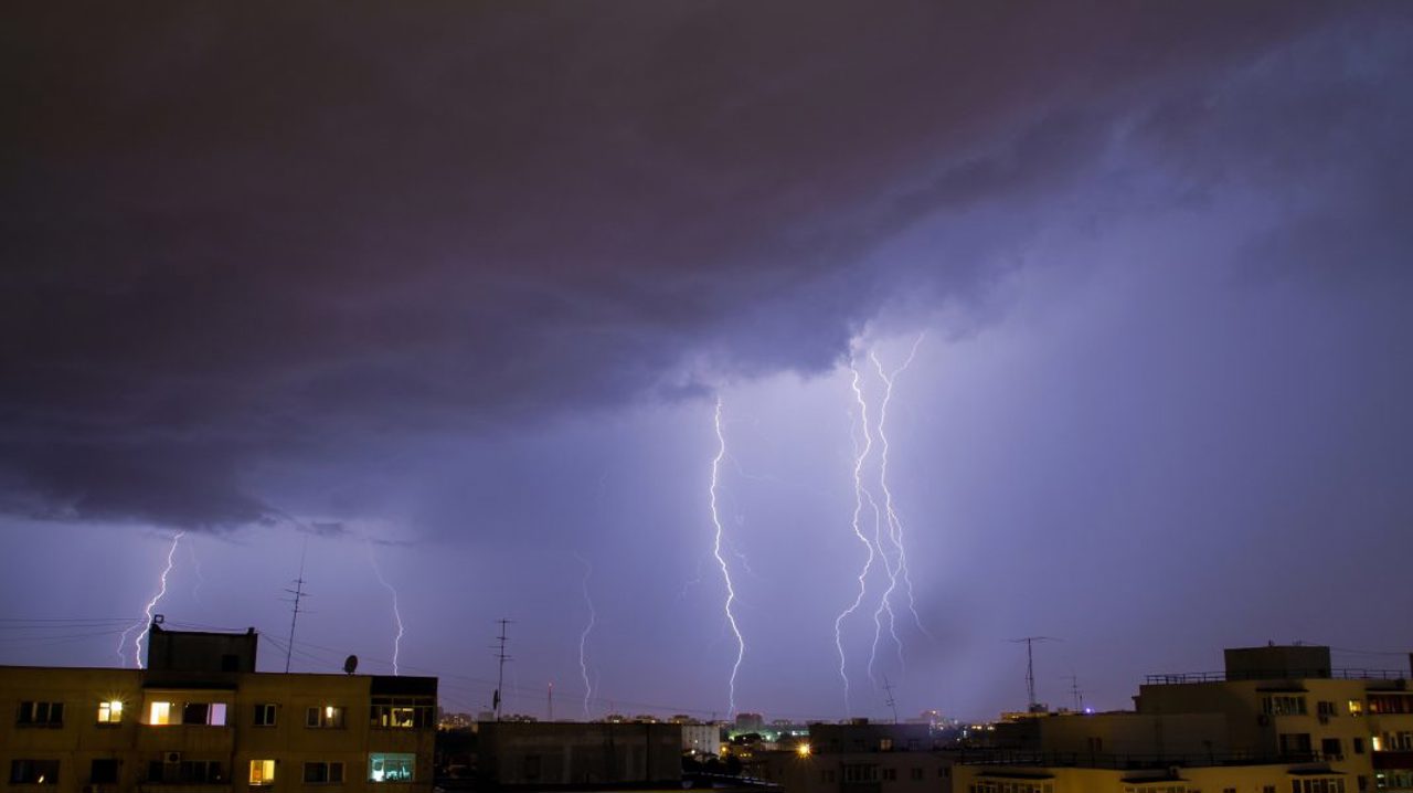 Se așteaptă ploi cu descărcări electrice: Meteorologii au emis cod galben de instabilitate atmosferică