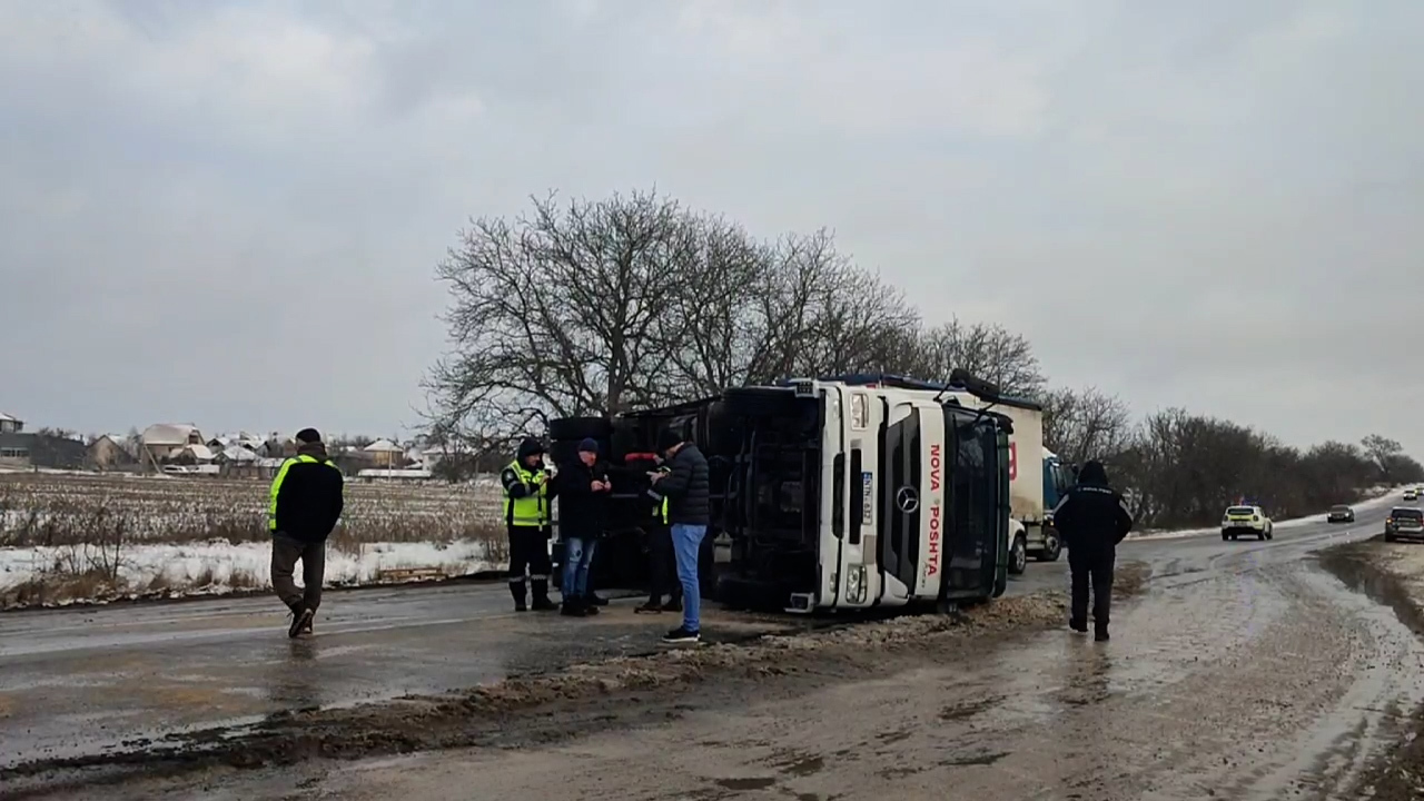 Circulația pe șoseaua Balcani, după Grătiești, blocată după răsturnarea unui camion
