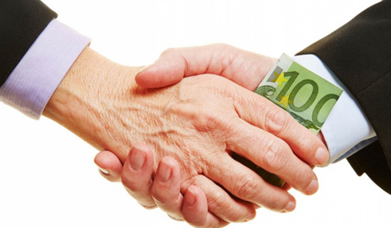 Un avocat și doi judecători din capitală, cercetați penal pentru trafic de influență și acte de corupție