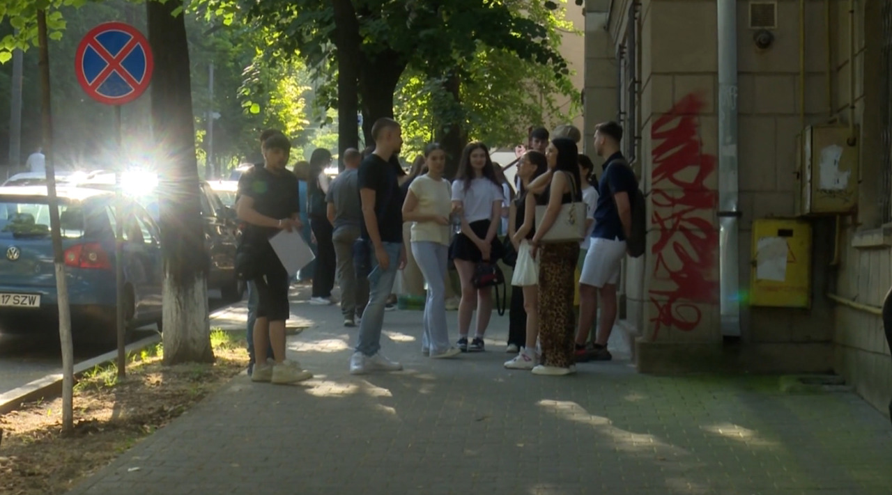  Peste 300 de elevi din Republica Moldova au fost admiși la licee în România. Tot mai puțini aleg să studieze peste Prut