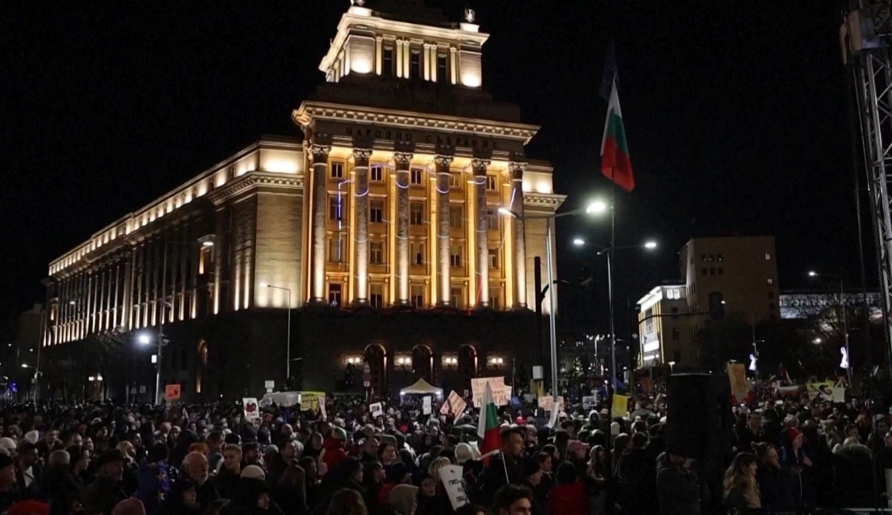 Proteste violente în Bulgaria. Oamenii, nemulțumiți de intenția Guvernului de a majora contribuțiile la pensii și impozitele 