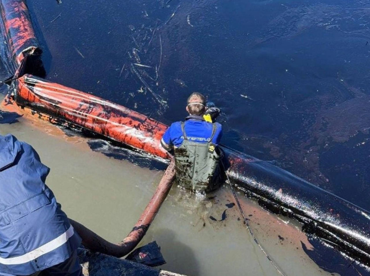 Rusia: Autoritățile din Tuapse nu anulează sezonul estival, în pofida „ploilor petroliere” și a poluării mării