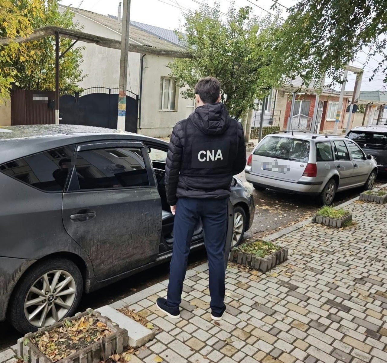 Bărbat din Bălți, denunțat de clienți după ce a primit 2.200 de euro pentru eliberarea unor permise auto și nu s-a ținut de cuvânt
