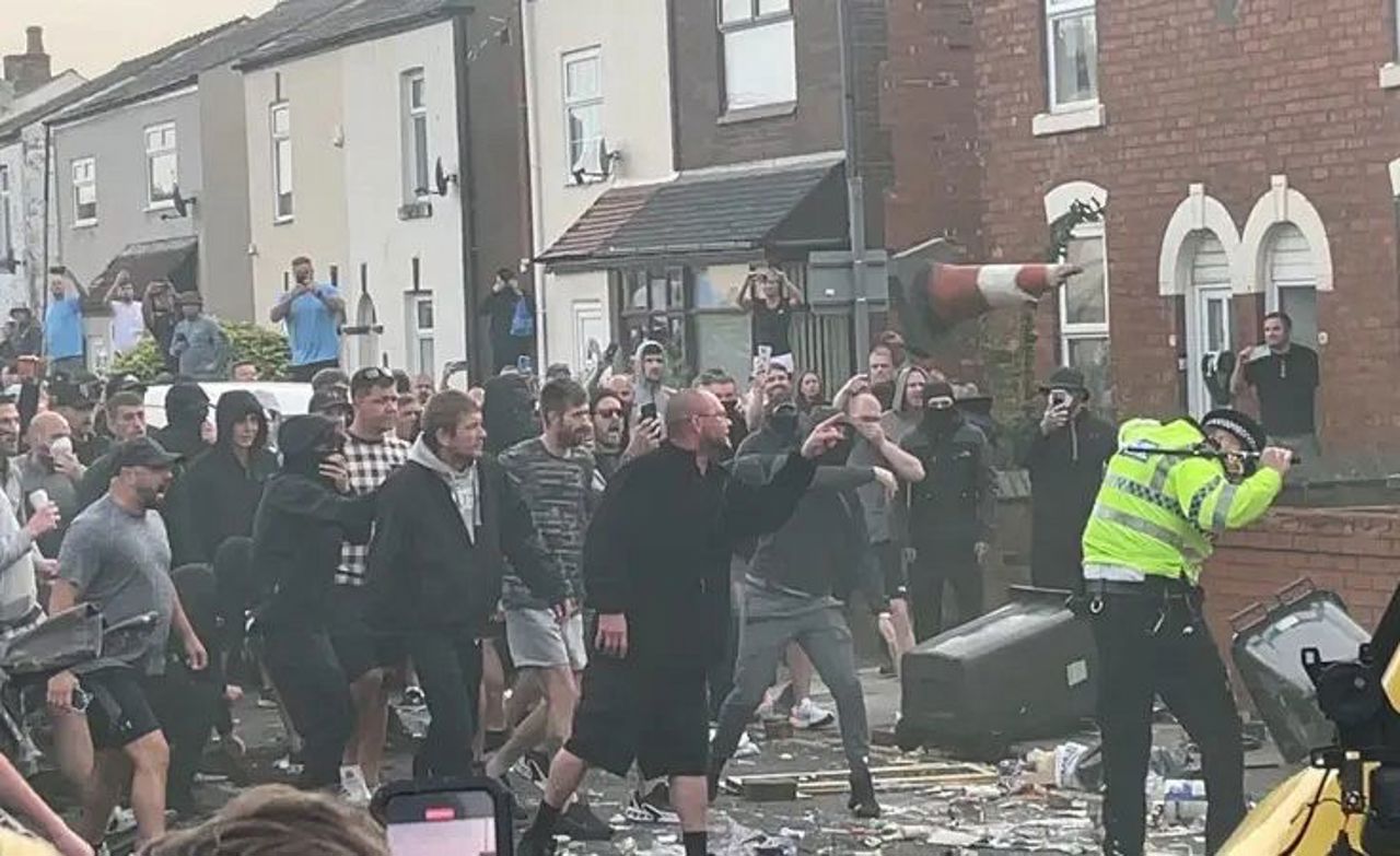 Беспорядки вспыхнули в английском Саутпорте после нападения с ножом на детей