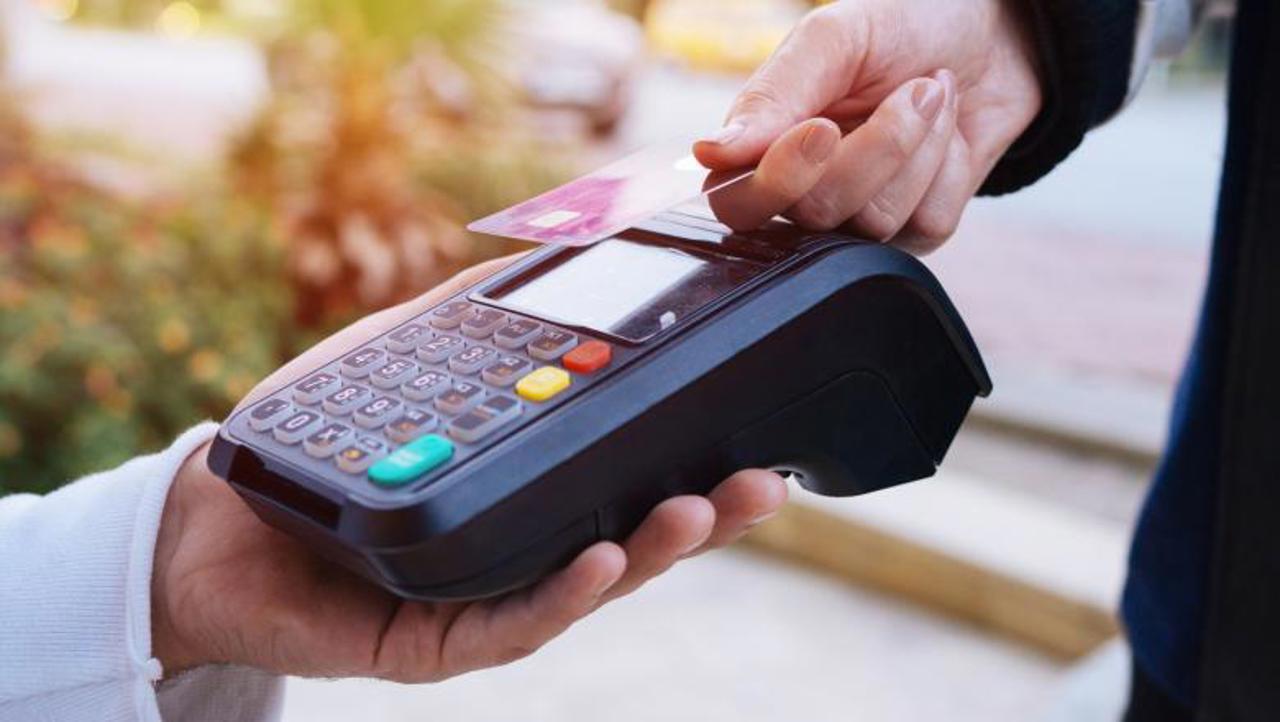 Locuitorii din orașe preferă să achite cu cardul, la sate oamenii optează pentru bani cash, arată datele BNM