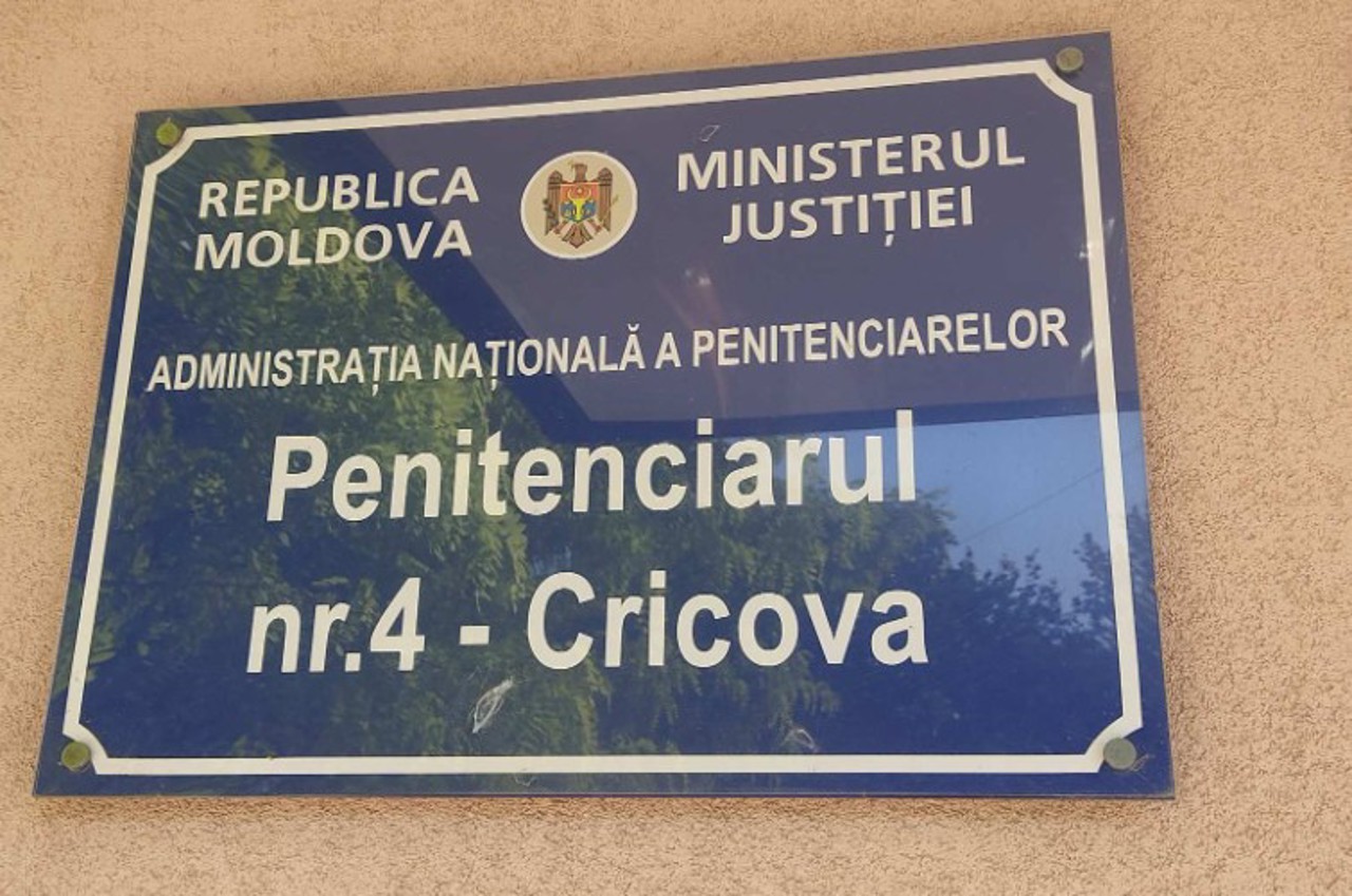 Droguri pentru deținuți, ascunse în lenjeria unui angajat al penitenciarului: Trei persoane, condamnate la închisoare