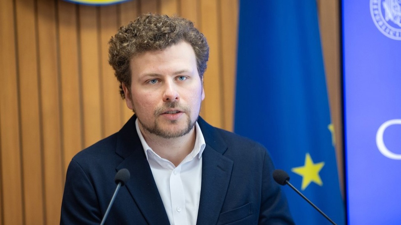 Dezinformare privind sprijinul de 1.000 de lei pentru fiecare elev: ajutorul financiar nu este condiționat de alegerea unei anumite bănci