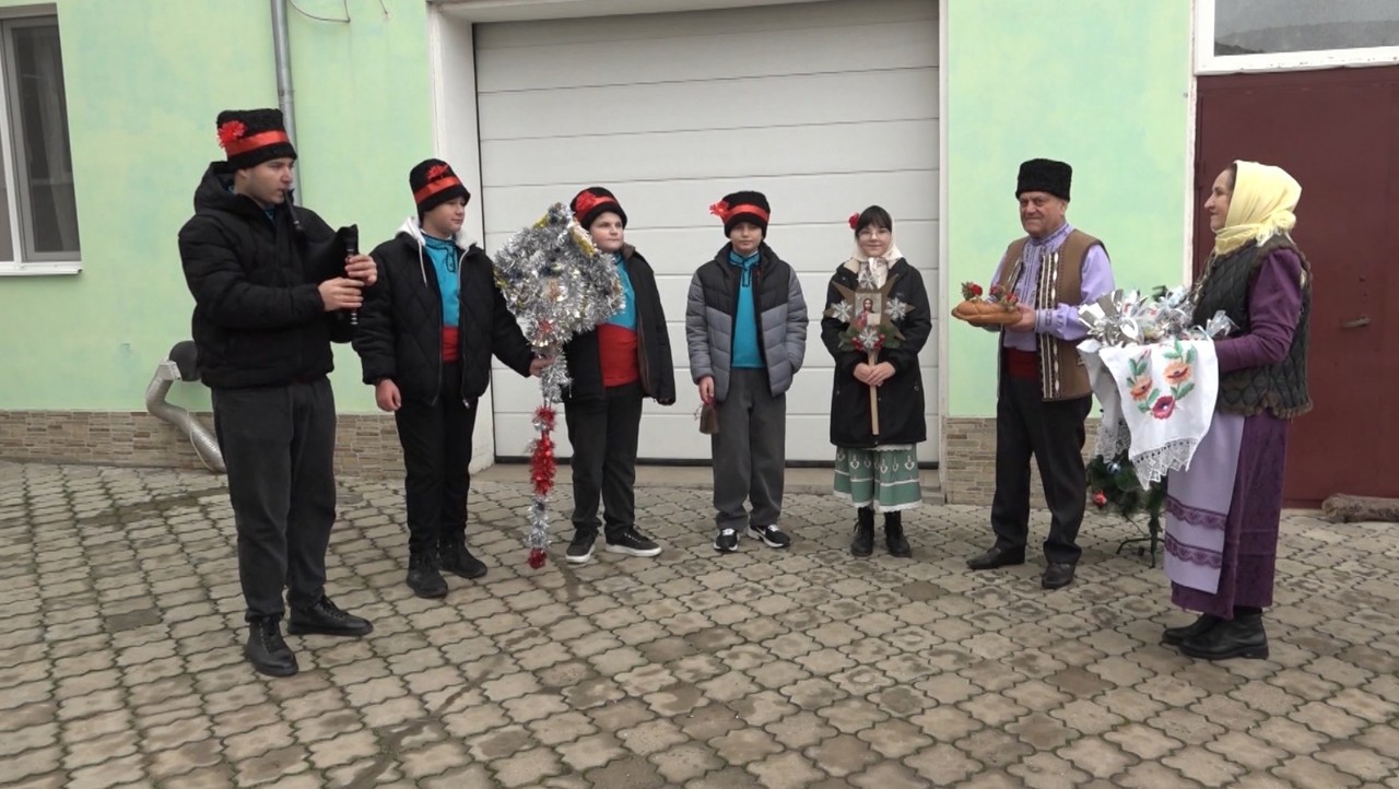 Ajunul Crăciunului, marcat cu bucate de post și colindători la Comrat