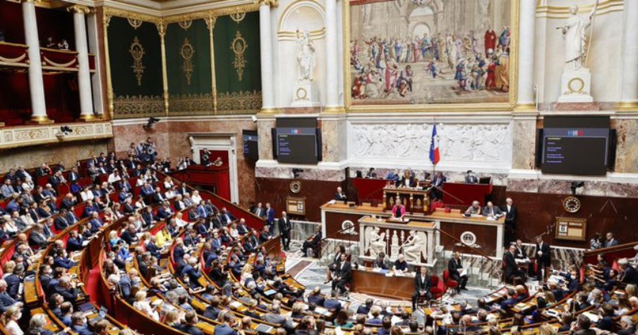 Во Франции стартовали досрочные парламентские выборы: кому предрекают победу?