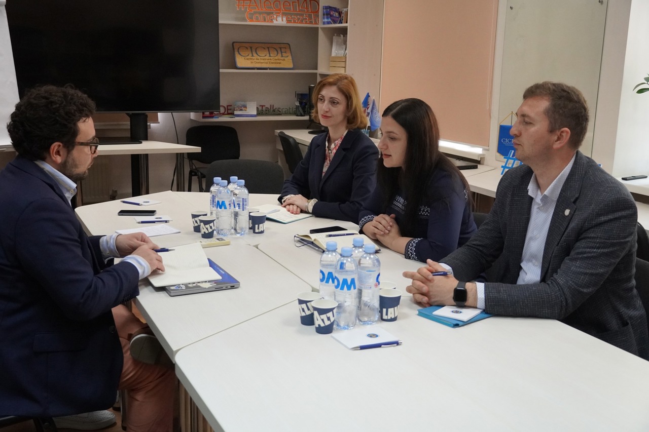 Companiile Google și Facebook/META, dispuse să colaboreze cu CEC pentru a combate dezinformarea în context electoral 