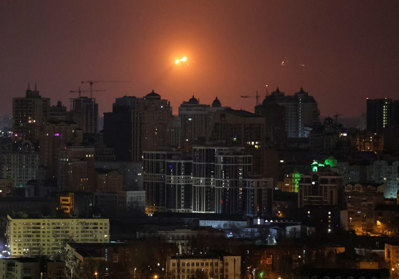 Reuters / Explozia unei rachete este văzută deasupra orașului în timpul unui atac rusesc la Kiev, Ucraina, 24 martie 2024