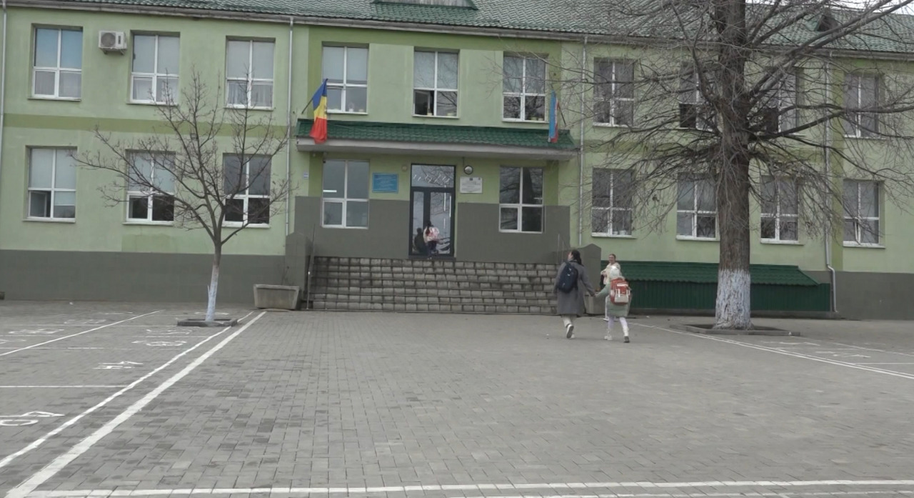 Un liceu din Comrat colectează transparent contribuțiile părinților prin Mpay