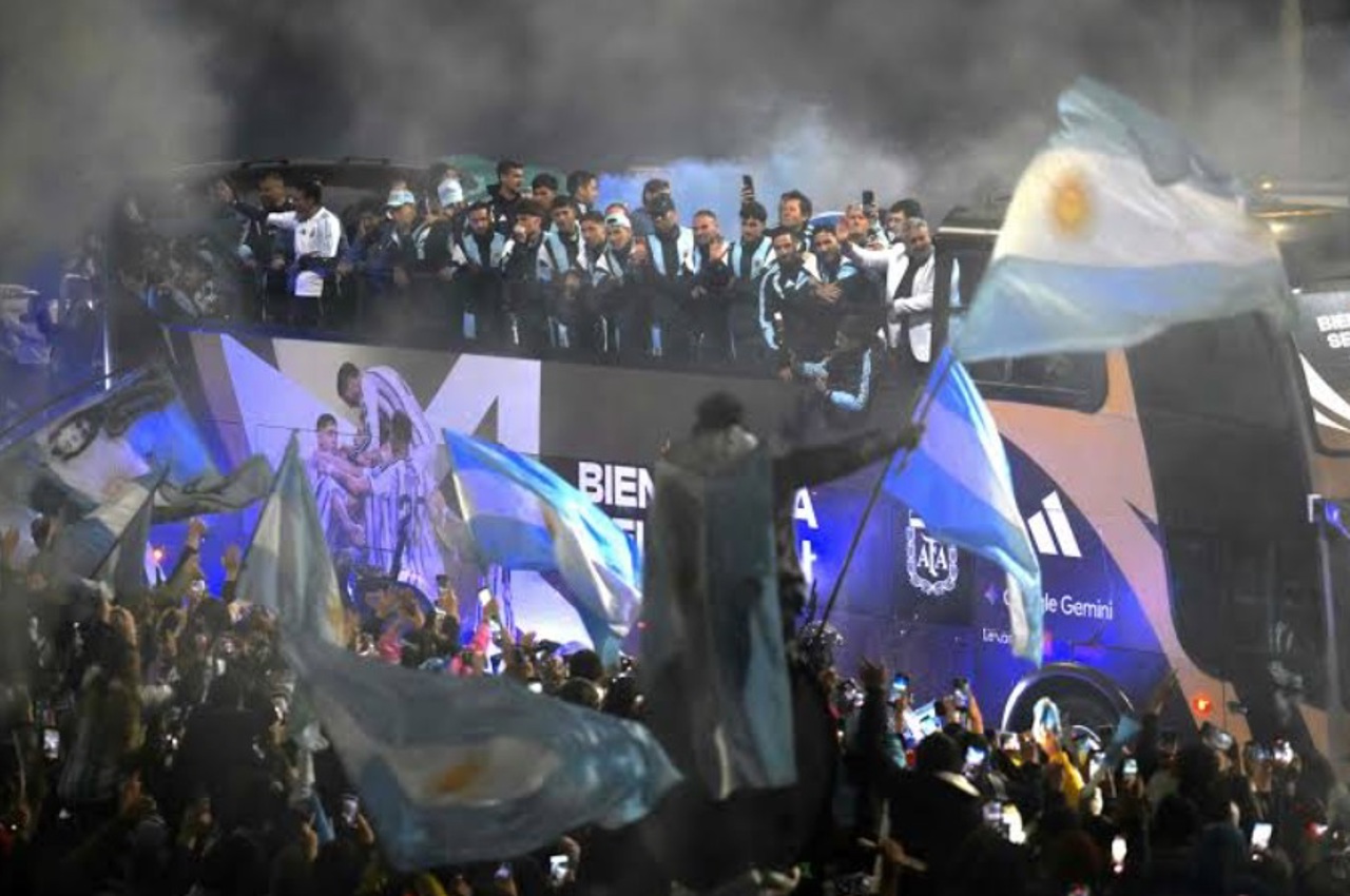 Și naționala Argentinei a fost întâmpinată de suporteri la revenirea de la Campionatul Mondial