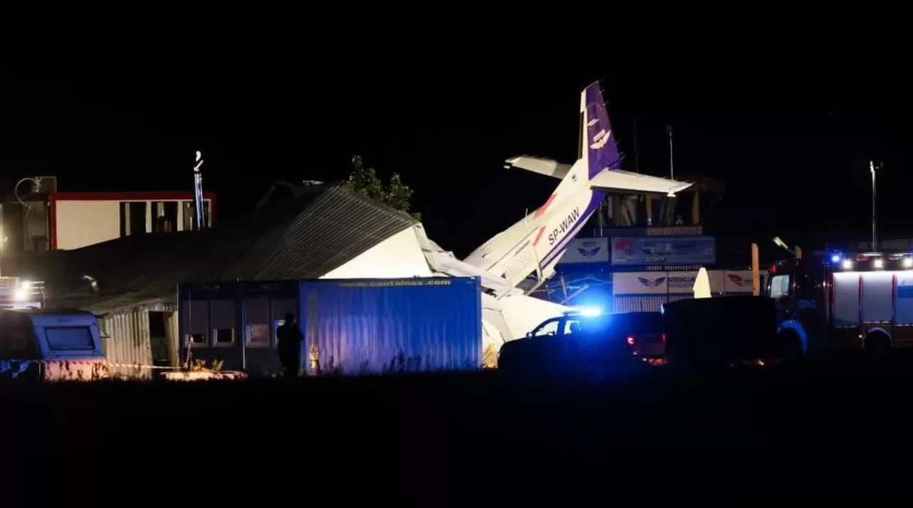 Poland: Plane crash at Chrcynno hangar kills five and injures seven