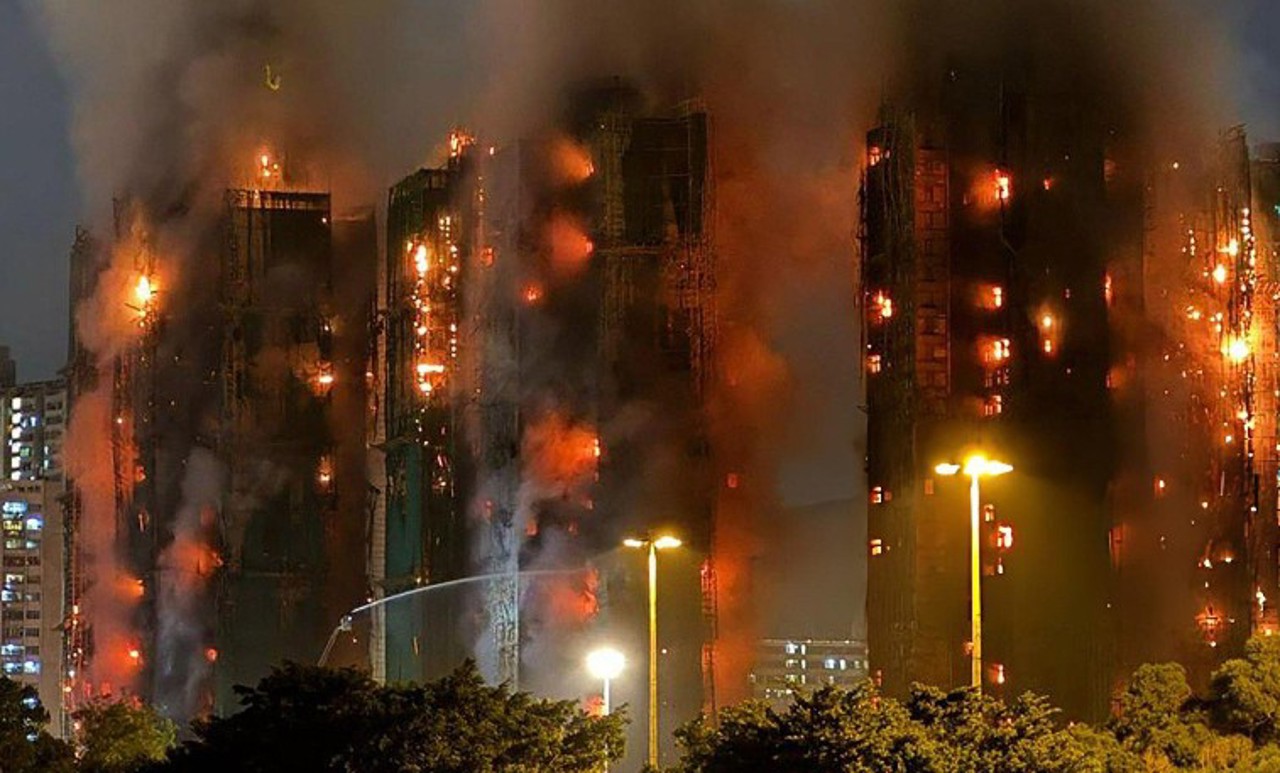 (ВИДЕО) Масштабный пожар в жилом комплексе Гонконга: десятки погибших