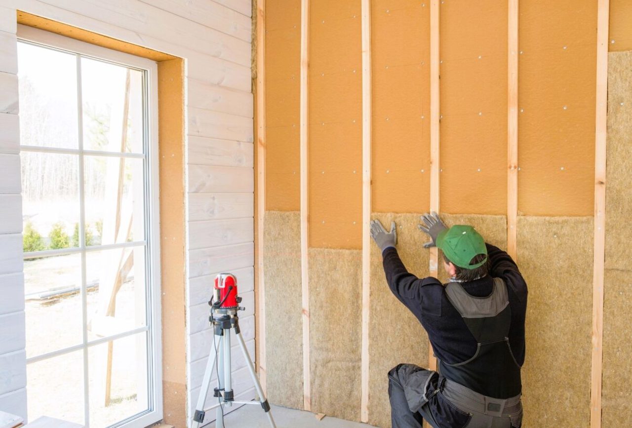 Lucrări de reabilitare energetică la locuințe din nordul țării. Oamenii speră la costuri mai mici pentru încălzire 