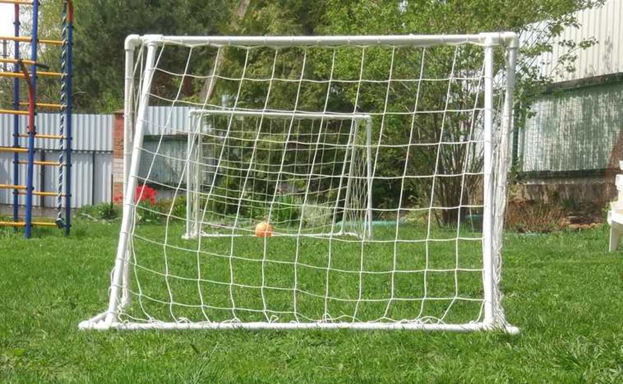 Семилетний мальчик попал в реанимацию из-за падения футбольных ворот