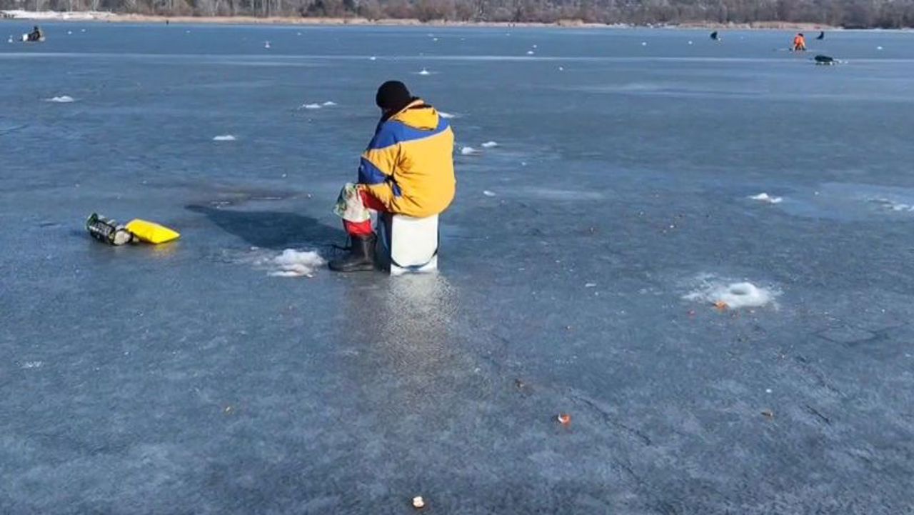 Nou avertisment de la salvatori: Pericol de prăbușire sub gheața bazinelor acvatice