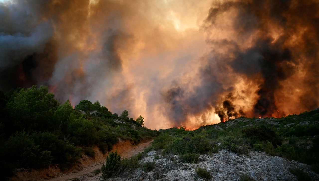 Alertă de călătorie pentru cetățenii moldoveni: incendiu de proporții în sudul Franței, circulație rutieră blocată