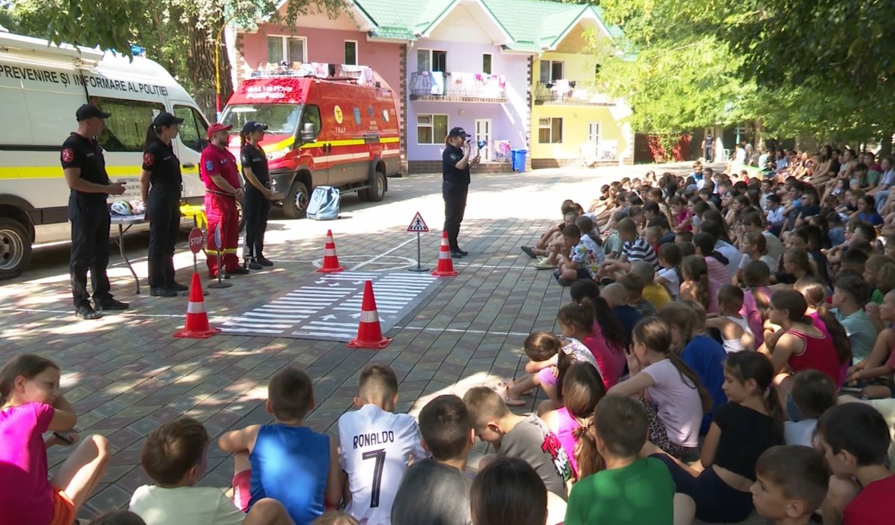 Lecții de siguranță la tabăra „Zâmbetul”. Copiii au fost instruiți cum să se comporte în situații de risc