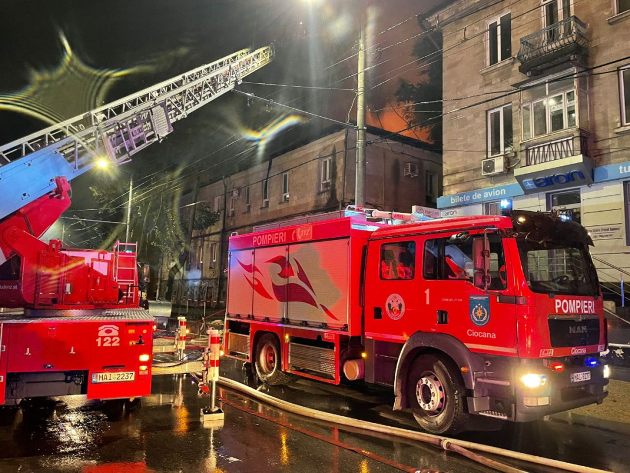 Incendiu într-un bloc din capitală. Focul a izbucnit după ce au fost lansate focuri de artificii