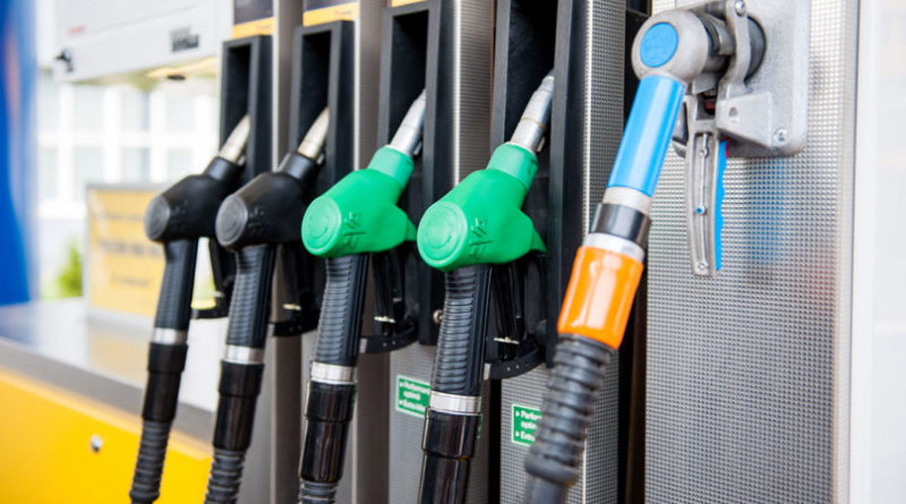 ANRE a stabilit noi prețuri la carburanți: benzina se scumpește, iar motorina se ieftinește
