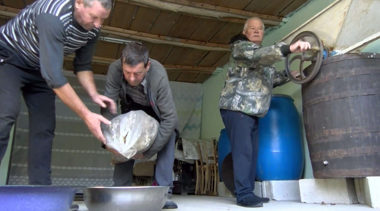Sezonul vinului de casă, în atenția salvatorilor: Ce reguli trebuie respectate în timpul fermentării