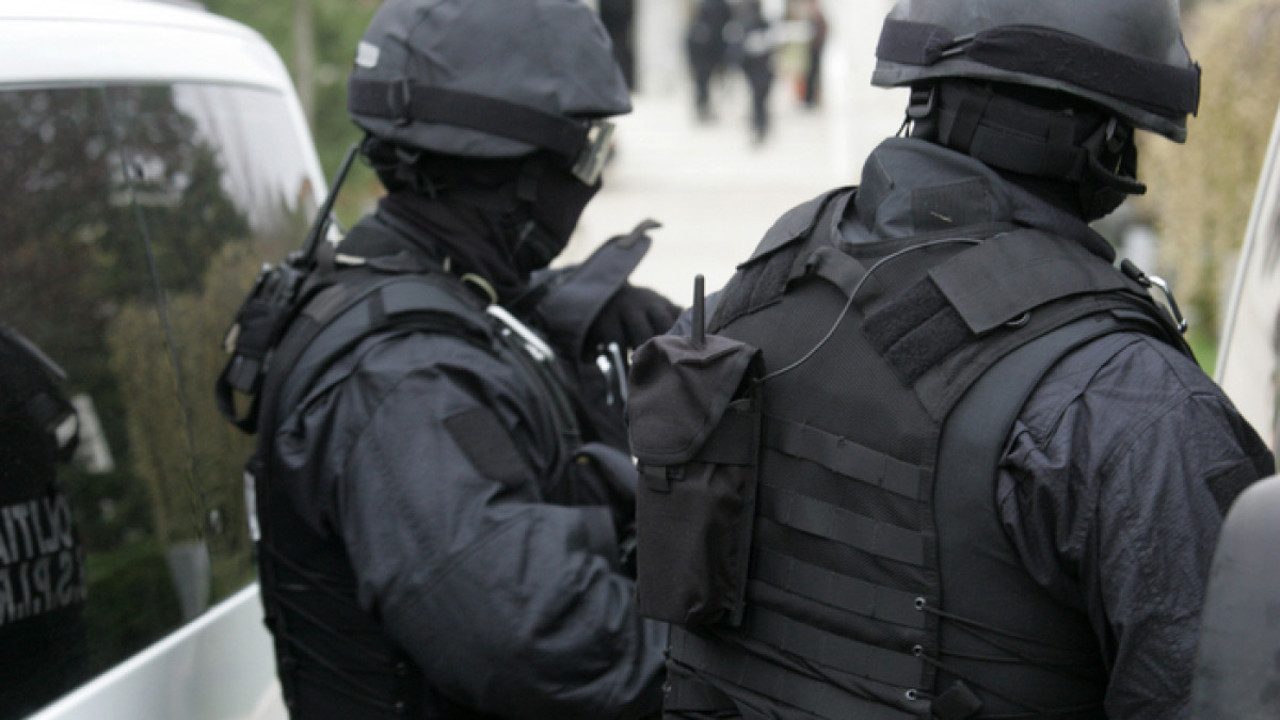 Cazul mitei de 400.000 de dolari: După fiul lui Plugaru, au mai fost reținuți un procuror și trei polițiști 