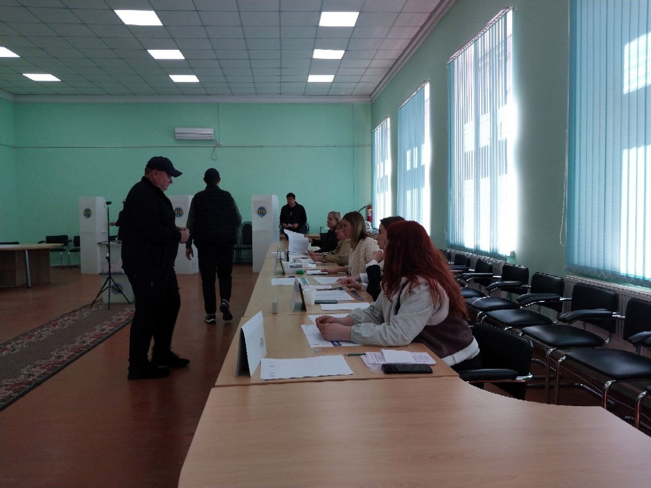 Alegeri locale noi și referendumuri | Secțiile de vot s-au închis: Peste 24.600 de alegători au votat 