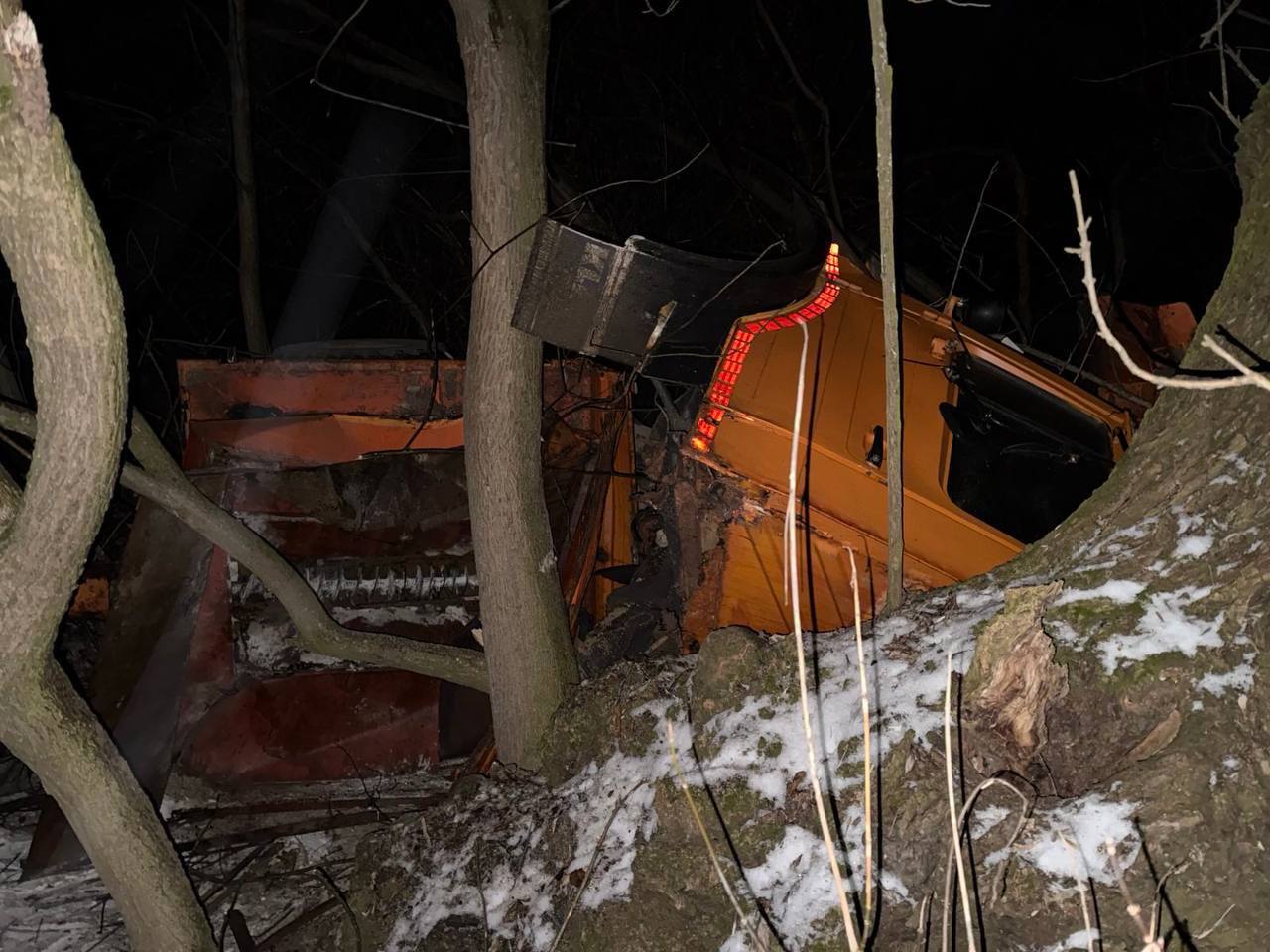 (FOTO) Accidente rutiere din cauza vremii. O autospecială a derapat în șanț, două persoane au fost rănite 