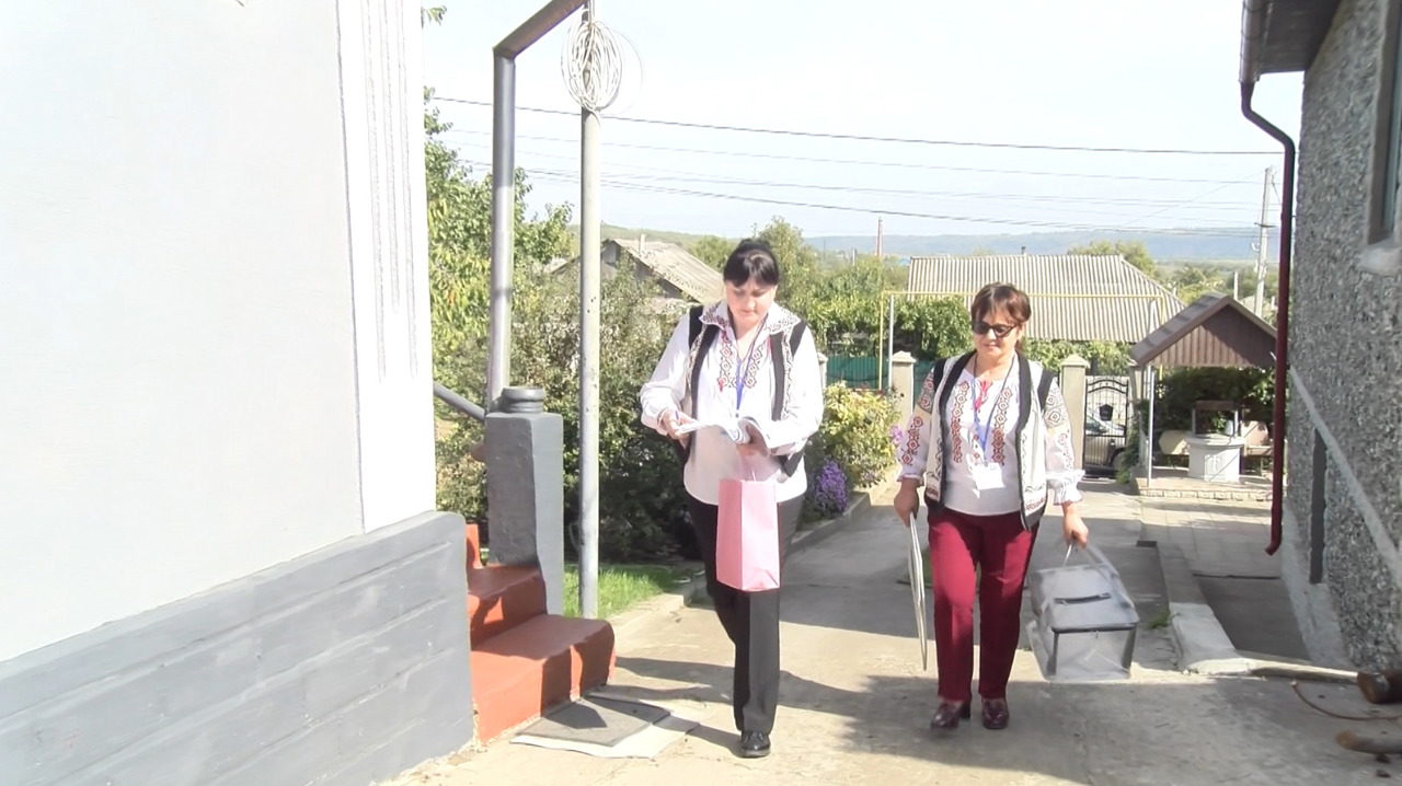 Mobile voting in Soroca: teams visit homes and hospitals