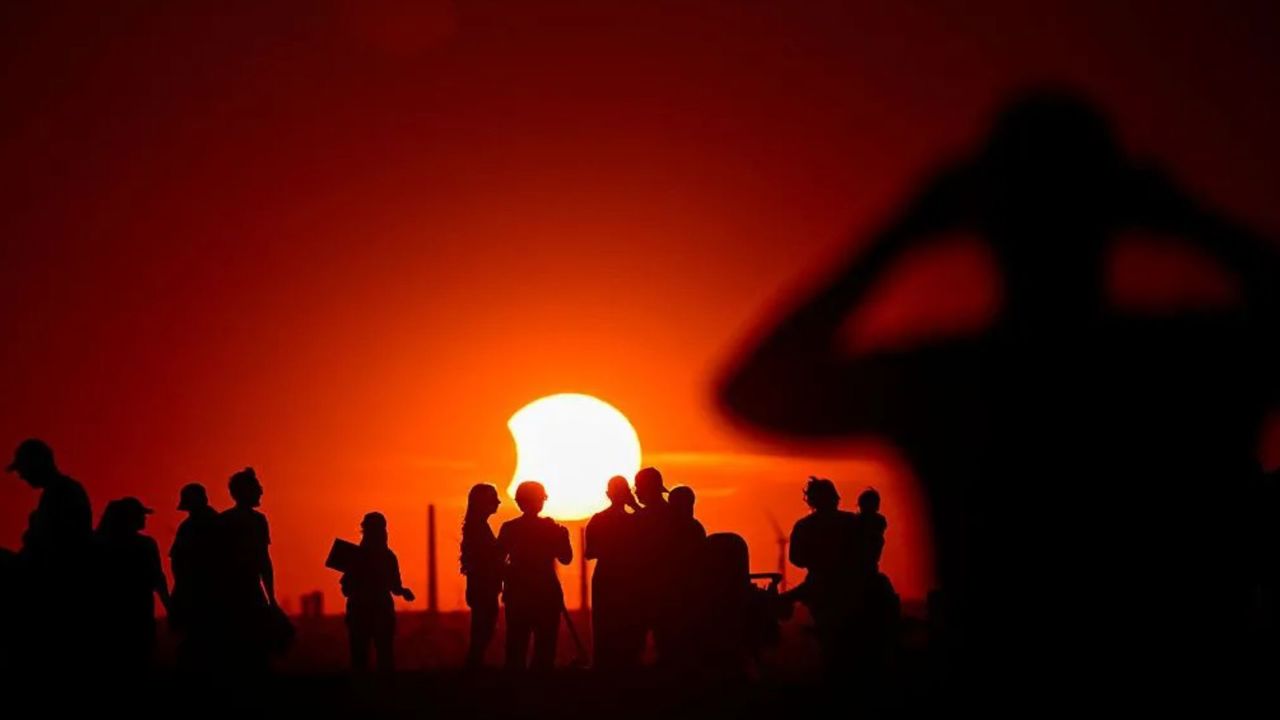 Oamenii s-au adunat în orașe din întreaga Europă, inclusiv în Herten, Germania, pentru a urmări ceea ce ar putea fi cea mai spectaculoasă eclipsă parțială vizibilă în această regiune în următorii 50 de ani