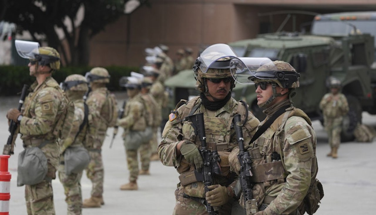 Soldații desfășurați de Trump în Washington au început să poarte arme 