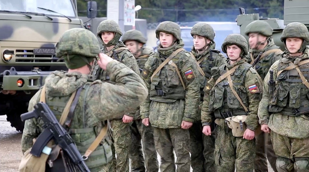 Владимир Путин поручил на 15% увеличить численность солдат в российской армии