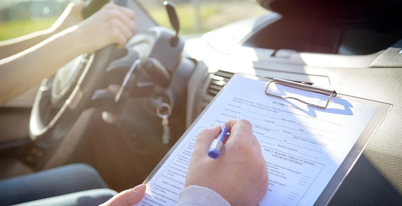Выпускникам автошкол легче получить водительские права. Что даёт новая методика проведения экзамена