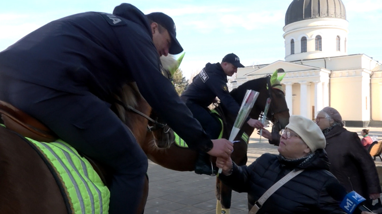 Surprize de 8 Martie pe străzile capitalei: flori de la polițiști și Termoelectrica