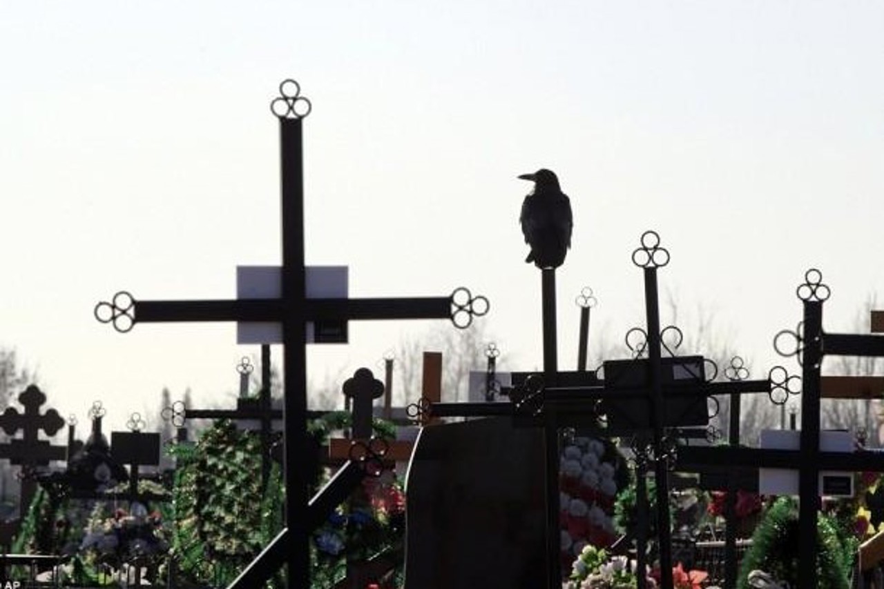 Mită între 500 și 20.000 de lei pentru un loc de veci la cimitirul „Sfântul Lazăr”: trei funcționari și un preot, pe banca acuzaților