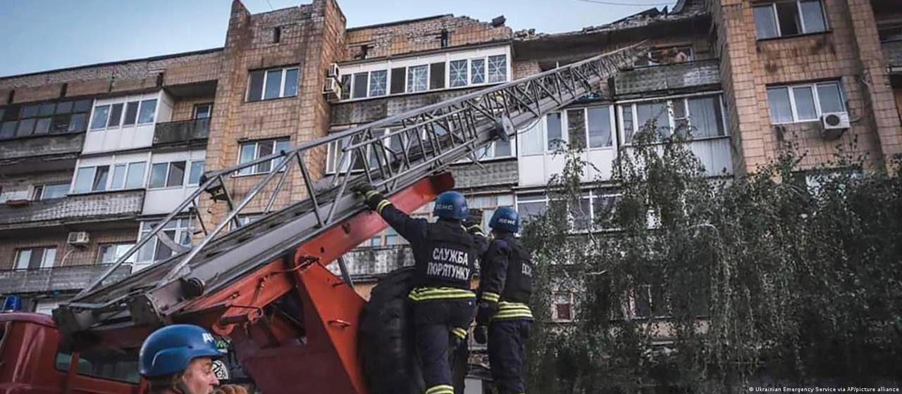 В Херсоне бомбардировки не прекращаются. С другой стороны, кассетные бомбы приводят к большим потерям среди российских военных