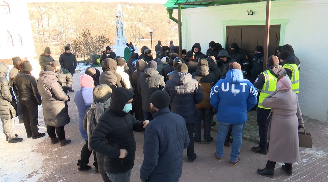 "Это провокация": полиция прокомментировала ситуацию вокруг церкви в селе Деренеу