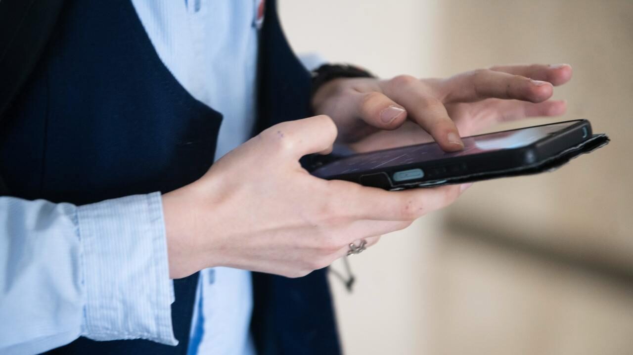 В России начнут отключать мобильную связь иностранцам, не сдавшим свои биометрические данные