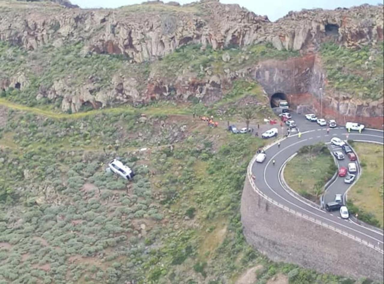 На Канарах в овраг упал автобус с туристами: один человек погиб