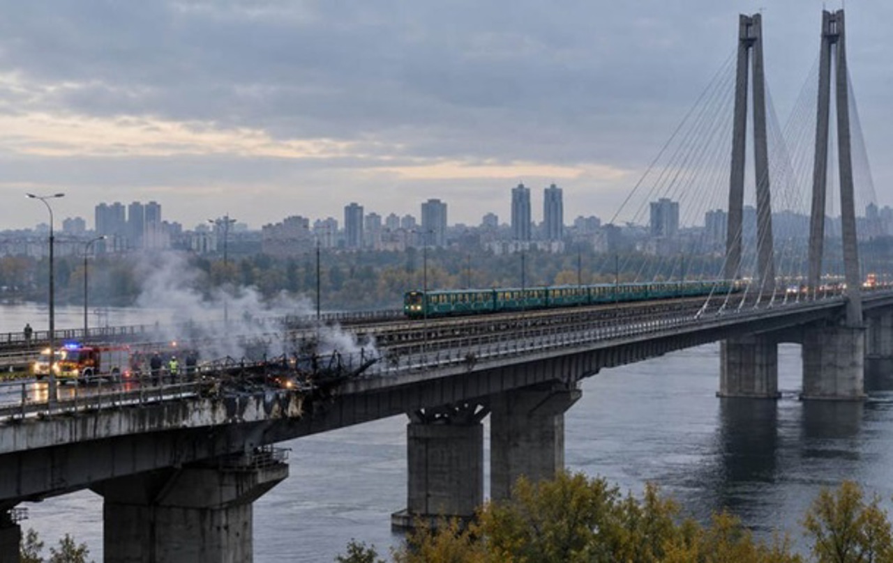 Россия ударила по мосту через Днепр и школе в Киеве