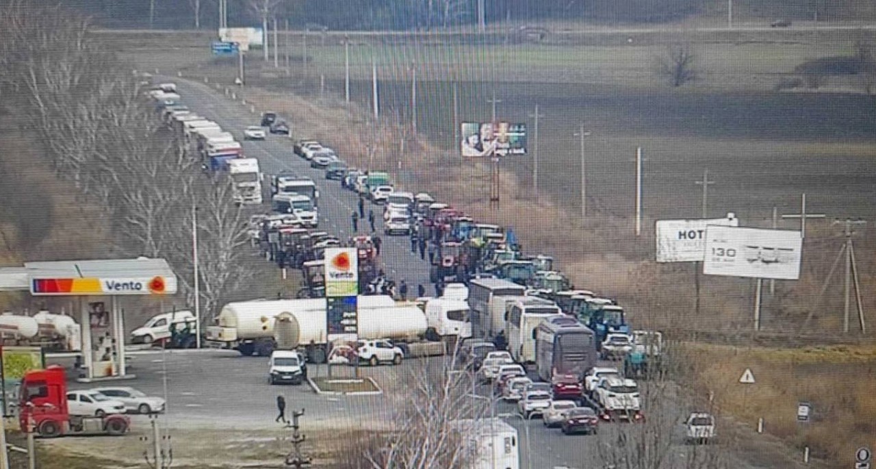 Фермеры разблокировали дорогу к КПП Леушень-Албица