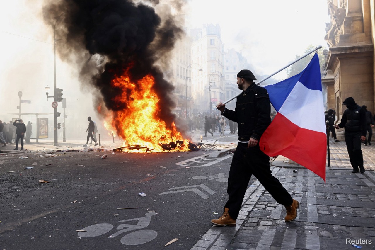 Macron se va adresa națiunii după cele mai violente proteste din Franța din ultimii ani. Circa 800 de persoane au fost arestate, iar o clădire istorică a fost distrusă