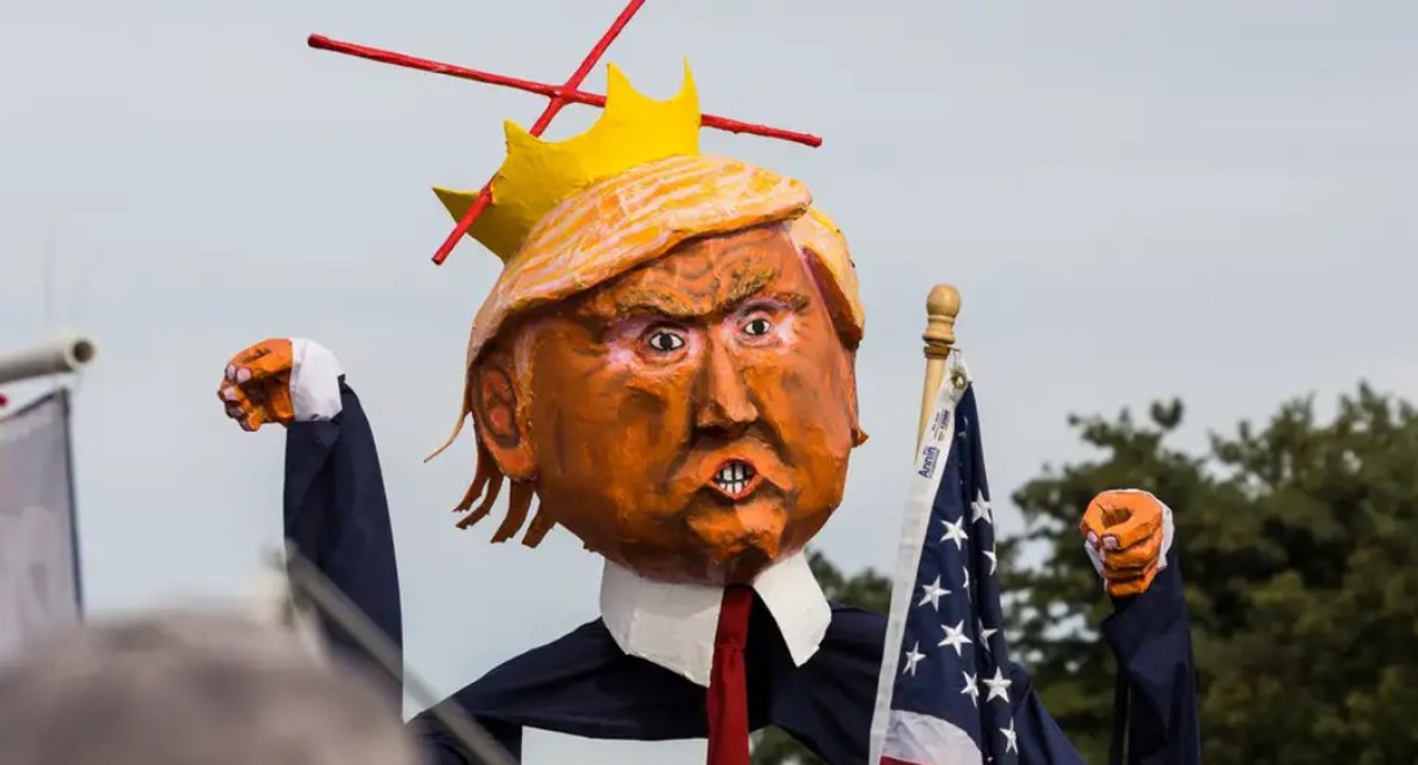 В США миллионы вышли на акции «Нет королям» против Трампа