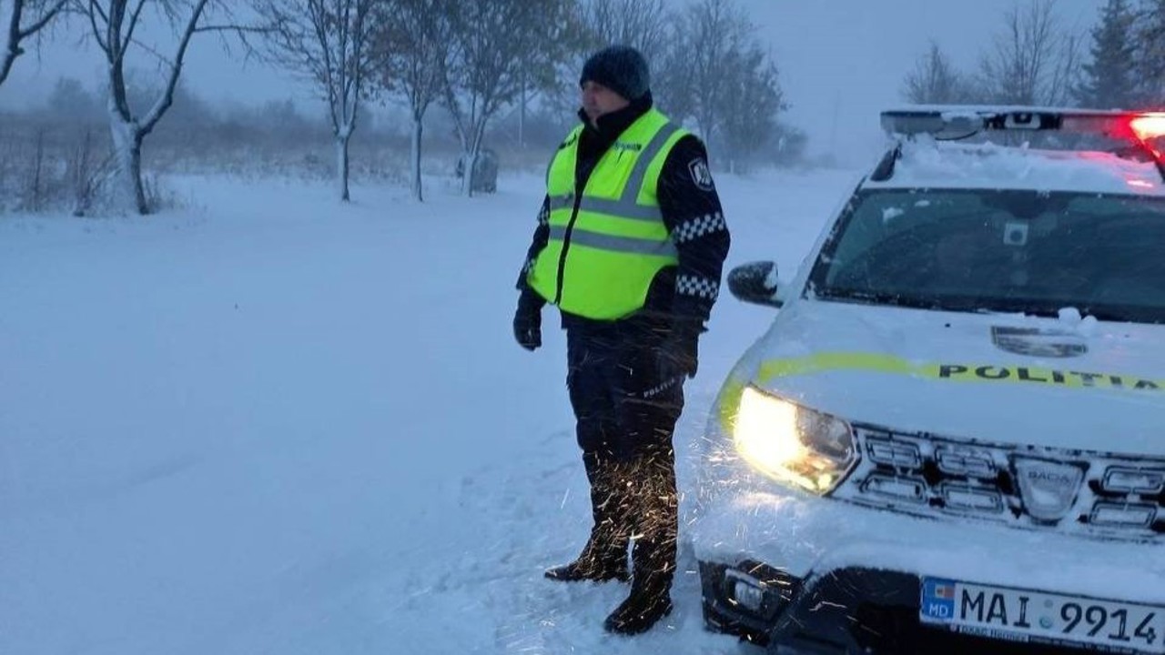 Pe tot teritoriul țării se circulă în condiții de iarnă. Precizările Poliției