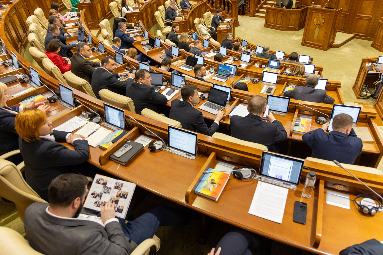 Parlamentul introduce cote de gen în conducerea companiilor listate la bursă