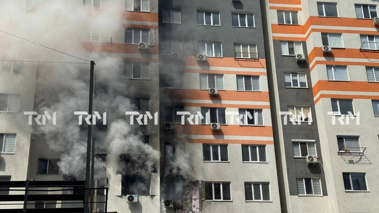 VIDEO | Incendiu într-un bloc de locuit de la Telecentru: O persoană a suferit arsuri