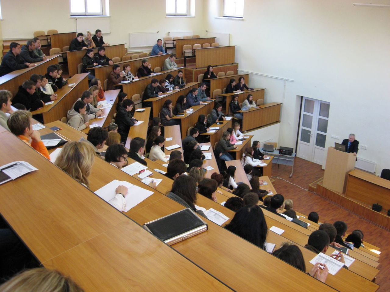 Studiu privind transparența universităților: Doar o treime publică integral date despre cămine, iar peste 70% ascund informații despre procesul decizional